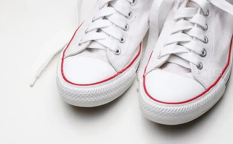 2025新款深度：深色运动鞋男款的时尚爆点与未来趋势