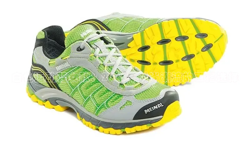 白色运动鞋女款：2025年时尚潮流的百搭选择